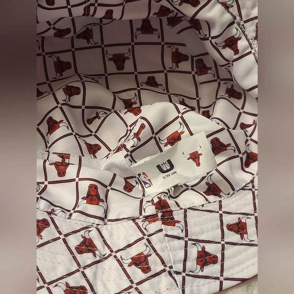 Reversible Chicago Bulls Bucket Hat - Picture 6 of 13